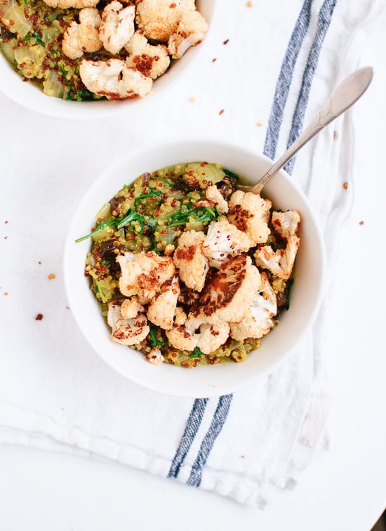 Quinoa et légumes verts au cari de noix de coco avec chou-fleur rôti