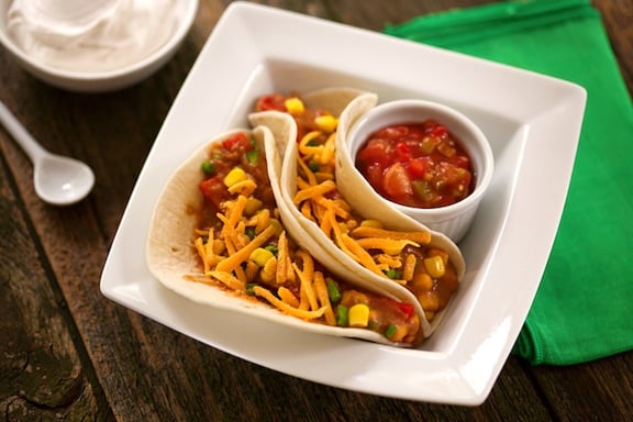 Tacos tendres vegan avec haricots frits et maïs