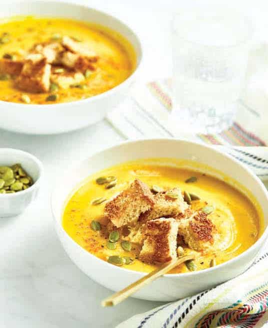Recette de soupe thaïlandaise aux carottes et aux patates douces par Angela Liddon