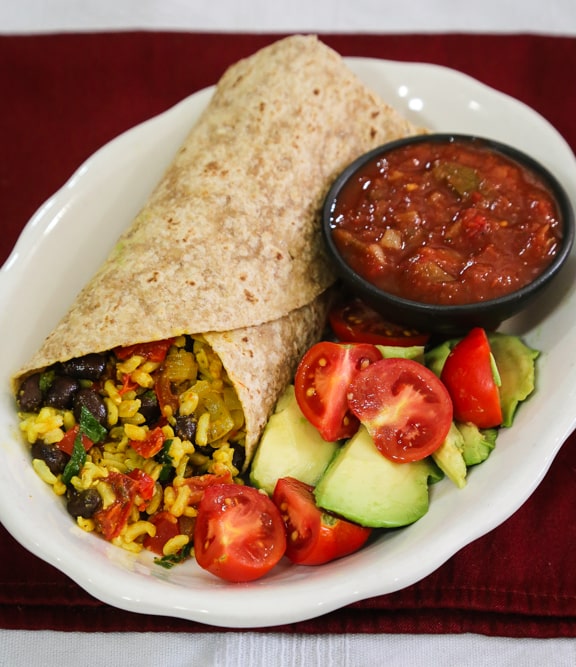 Burritos au riz jaune et aux haricots noirs