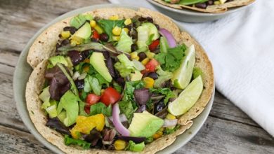 Photo of Salade de style sud-ouest dans des bols de tortilla