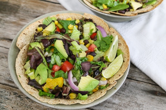 Salade du sud-ouest dans un bol de tortilla