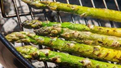 Photo of Asperges grillées au «beurre» d’oignon de printemps et de radis