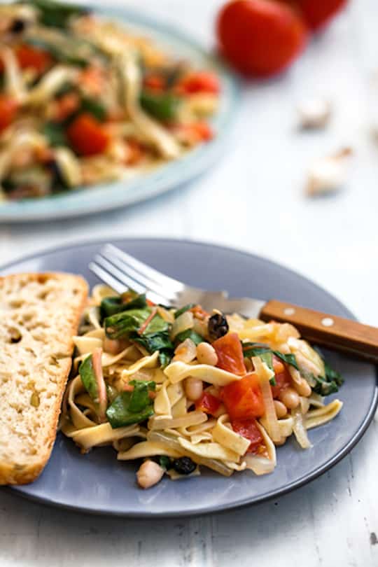 Pâtes aux blettes, tomates et haricots blancs