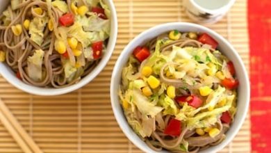 Photo of Nouilles asiatiques avec maïs et chou sautés épicés