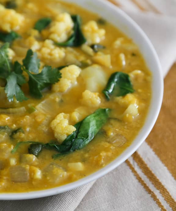 Ssoup de chou-fleur à la citrouille et aux lentilles rouges au cari