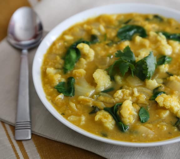 Recette de soupe au chou-fleur aux lentilles rouges et au curry