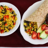 Burritos au riz jaune et aux haricots noirs