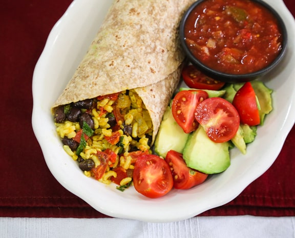 Burritos au riz jaune et aux haricots noirs