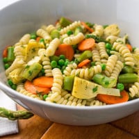 Salade de pâtes printanières aux asperges et petits pois