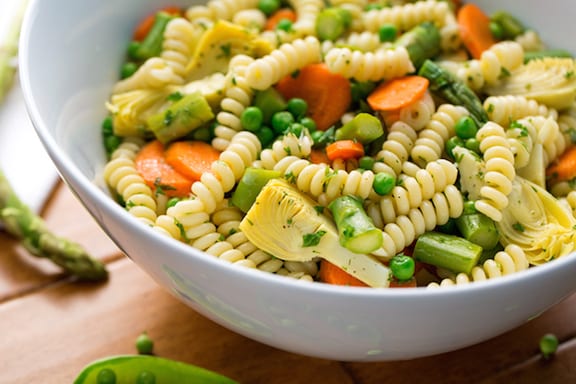 Salade de pâtes printanières aux asperges et petits pois