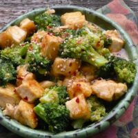 Tofu et brocoli au sésame et au gingembre