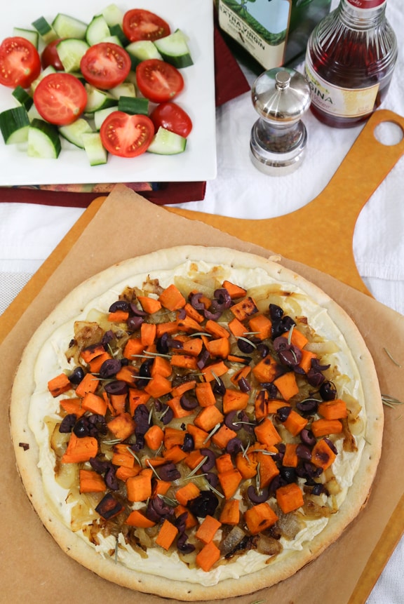Pizza vegan blanche aux patates douces, oignons et olives