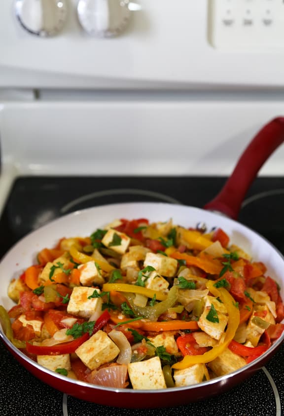 Poêle d'été au tofu avec tomates et poivrons