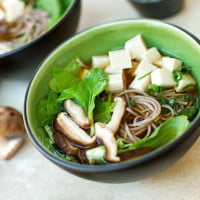 Soupe de nouilles soba au tofu et aux légumes verts