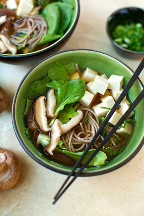 Soupe de nouilles soba (sarrasin) avec tofu et légumes verts