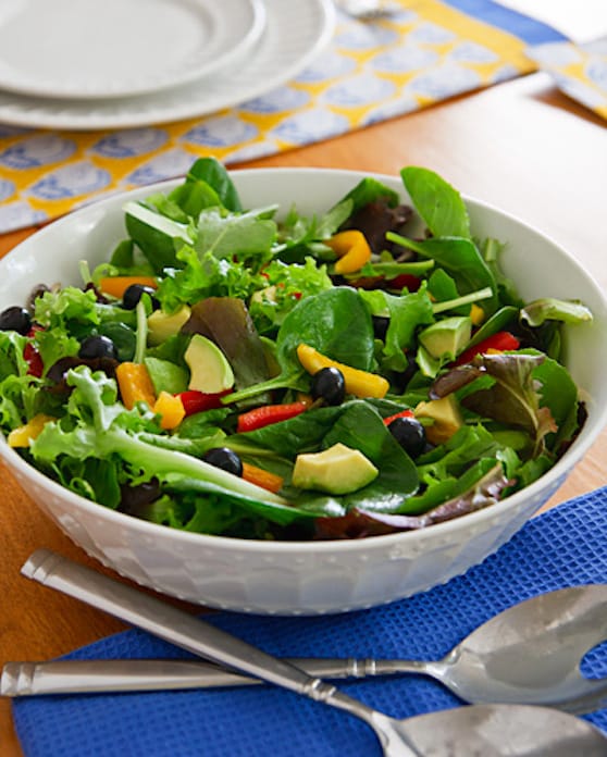 Recette de salade de légumes verts à l'avocat et aux myrtilles