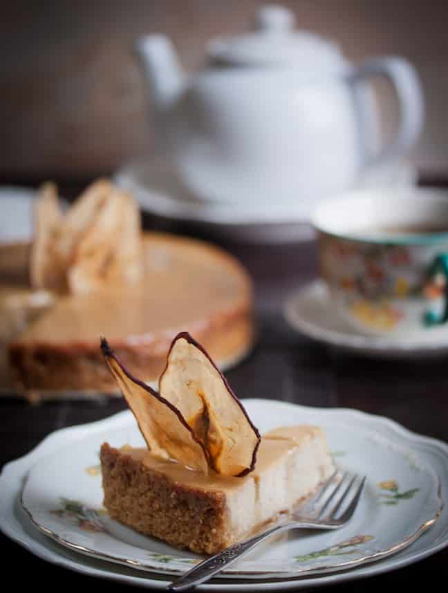 Gâteau au fromage Ricotta aux poires et au gingembre avec filet de caramel salé d'Allyson Kramer