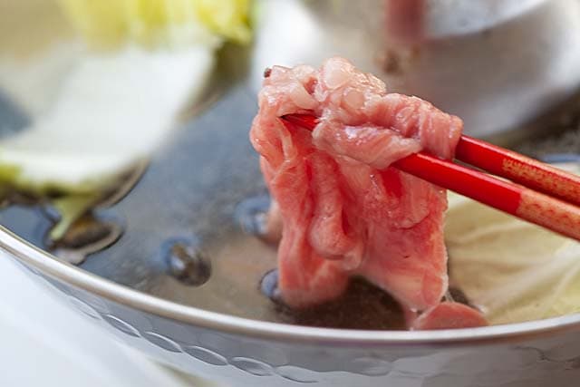 Shabu shabu japonais avec sauce au sésame.