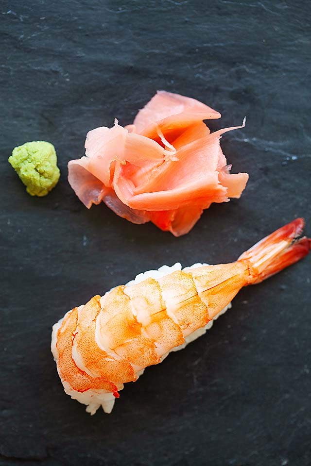 Nigiri sushi avec sauce soja, gari (gingembre mariné japonais) et wasabi.