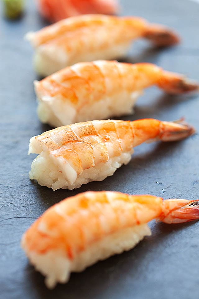 Nigiri aux crevettes à bord de sushi.