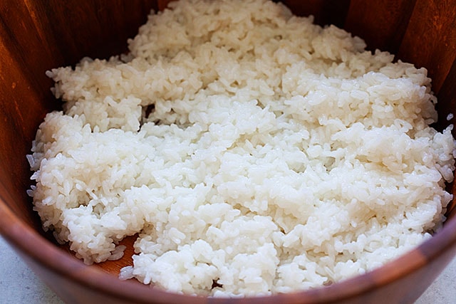 Riz à sushi parfait dans un tonneau en bois.