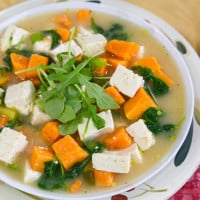 Soupe miso aux patates douces et aux légumes verts