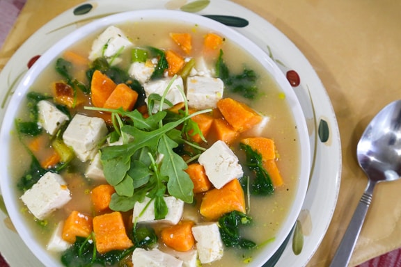 Soupe miso avec patates douces et légumes verts