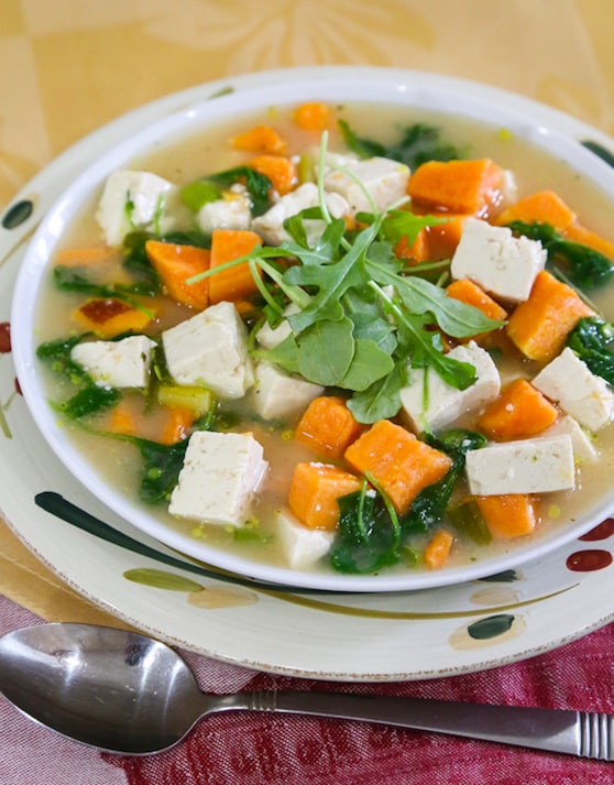 Soupe miso avec patates douces et légumes verts