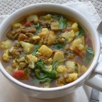 Soupe aux lentilles, pommes de terre et chou-fleur au cari