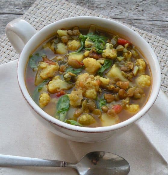 Soupe aux lentilles, pommes de terre et chou-fleur au cari