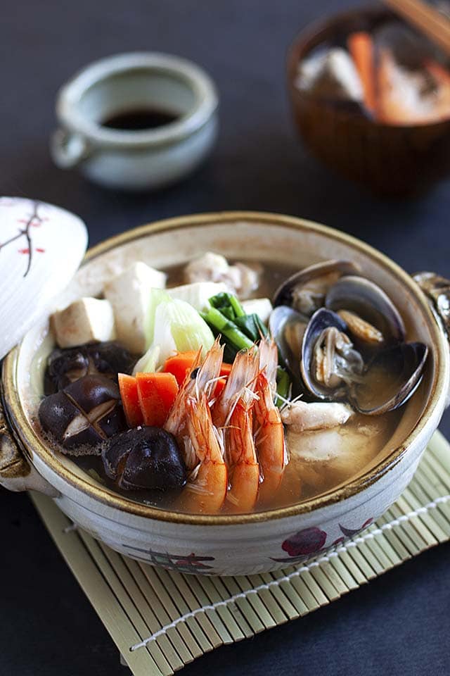 Hot pot Nabe avec tofu, poulet, poisson, crevettes et légumes.