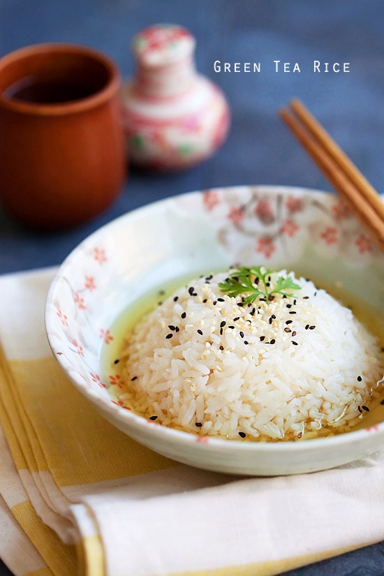 Riz au thé vert à base de thé vert et de riz cuit à la vapeur.