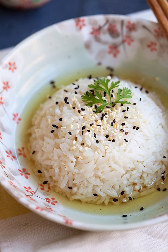 Riz facile maison au thé vert, prêt à servir.