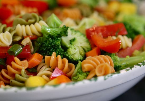 Salade de légumes aux pâtes tricolores