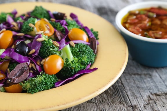 Salade de brocoli et chou rouge aux tomates