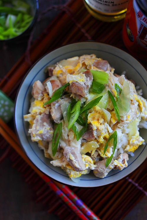 Bol de riz japonais délicieux et facile en une seule casserole avec des œufs et du poulet.