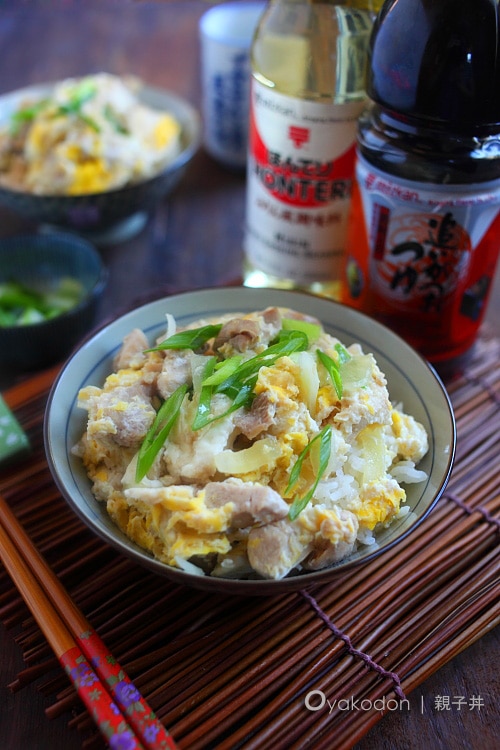 Riz japonais au poulet et aux œufs en une seule casserole, garni d'oignons.