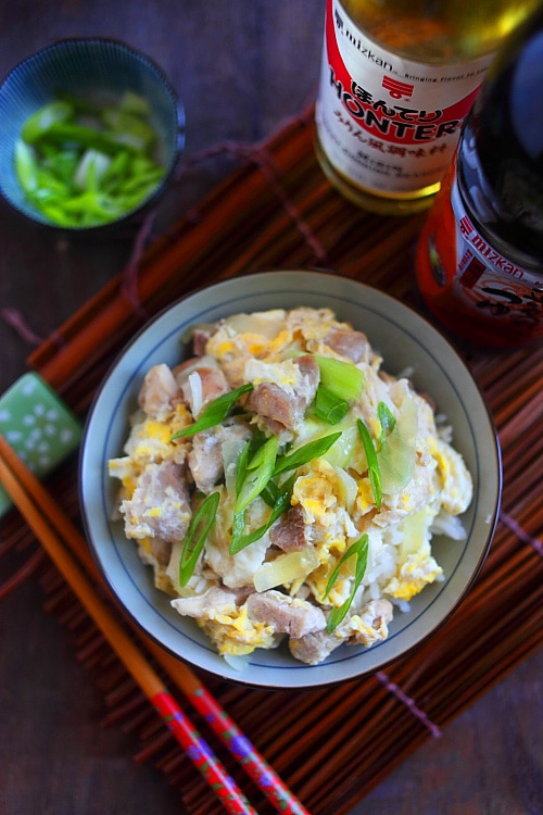 Oyakodon japonais sain et facile avec du poulet et des œufs servis dans un bol de riz.