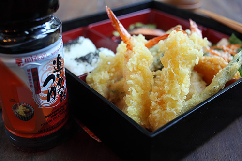 Recette rapide de crevettes tempura servie avec boulettes de riz japonais, saumon pan-ami, salade de tofu avec vinaigrette miso.
