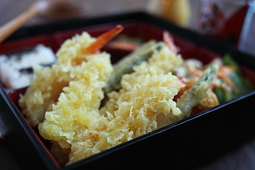 Délicieuses crevettes tempura prêtes à servir avec tempura de légumes frits dans cette pâte à tempura.
