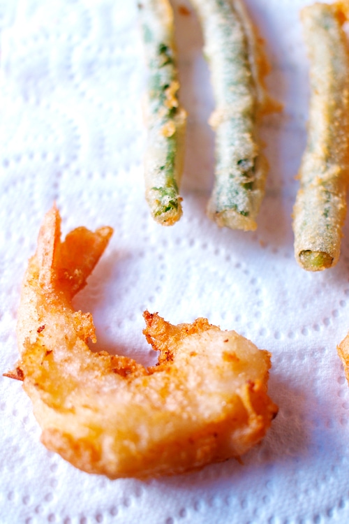 Crevettes tempura délicieuses et faciles et haricots verts, prêts à servir.