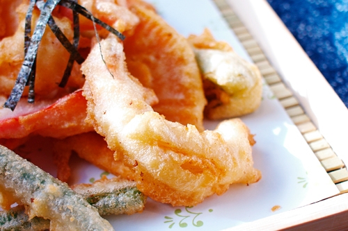 Légumes et crevettes frits dans une délicieuse pâte à tempura, faisant de délicieux tempura.