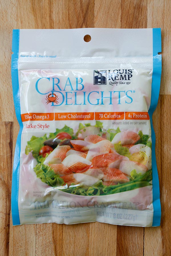 Un sachet de chair de crabe imitation, un ingrédient du California Roll.