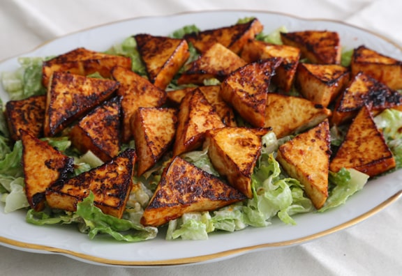 Triangles de tofu épicés sur un lit frais de laitue recette