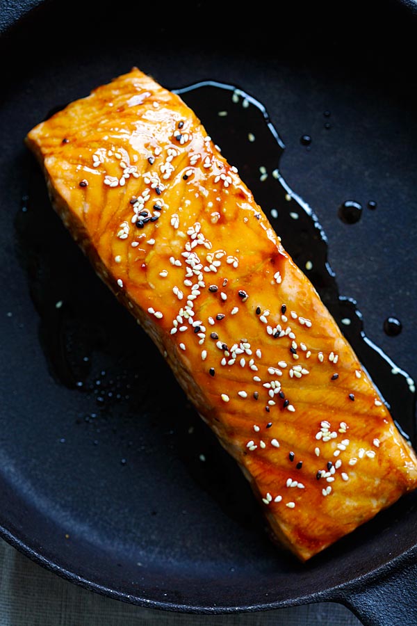Le saumon teriyaki est une recette japonaise que vous pouvez cuisiner sur une cuisinière, dans une poêle.