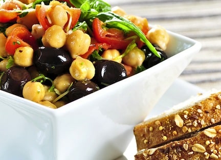 Détail de la salade d'olives et tomates pois chiches