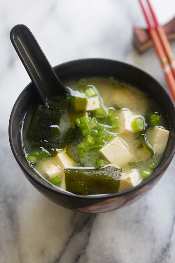 Recette de soupe miso japonaise à base de pâte de miso, de tofu, d'algues et de bouillon dashi.