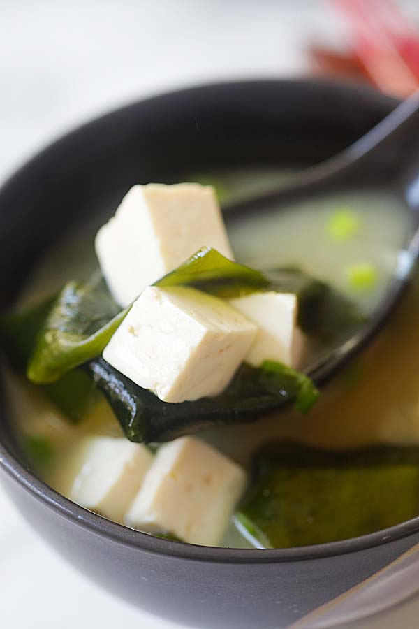 Recette de soupe miso végétalienne au tofu, pâte de miso et algues.