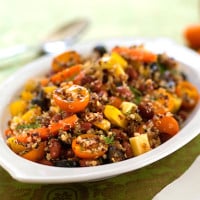 Salade de quinoa aux tomates et légumes croquants